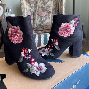 America Eagle Ankle Embroidered Floral Black Faux Suede Block Heel Booties